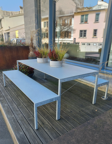 Gartentisch & Gartenbank Thesis von Atelier Alinea Ausstellungsstück