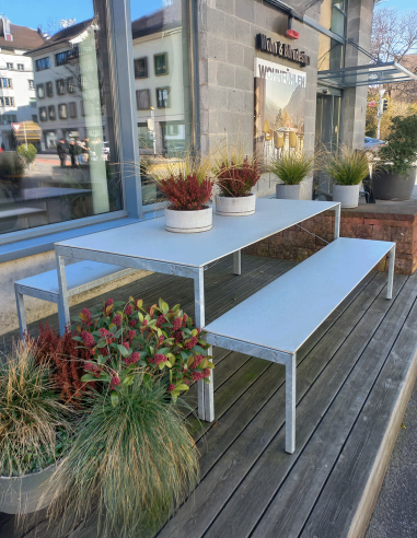 Gartentisch & Gartenbank Thesis von Atelier Alinea Ausstellungsstück