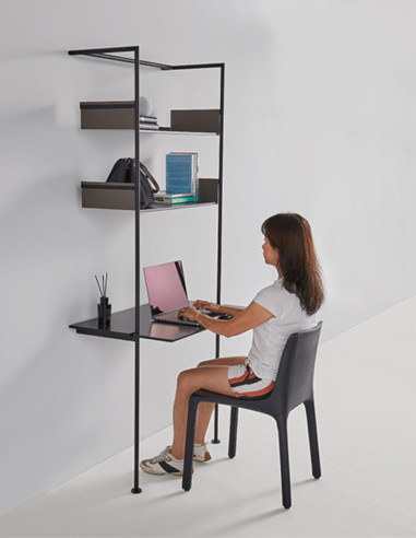 Anlehnregal mit Desk Pool Desk von MOX | betz-designmöbel.ch.