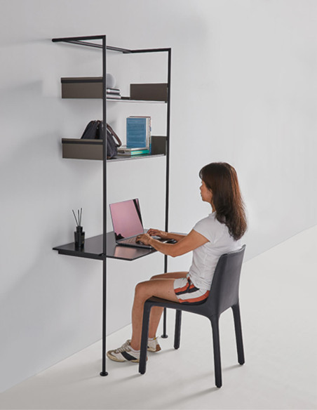 Anlehnregal mit Desk Pool Desk von MOX | betz-designmöbel.ch.