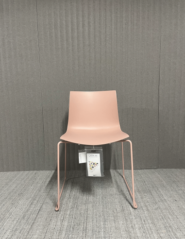 Kufenstuhl Catifa 46 von Arper Ausstellungsstück
