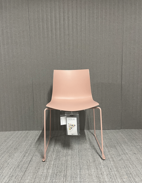 Kufenstuhl Catifa 46 von Arper Ausstellungsstück