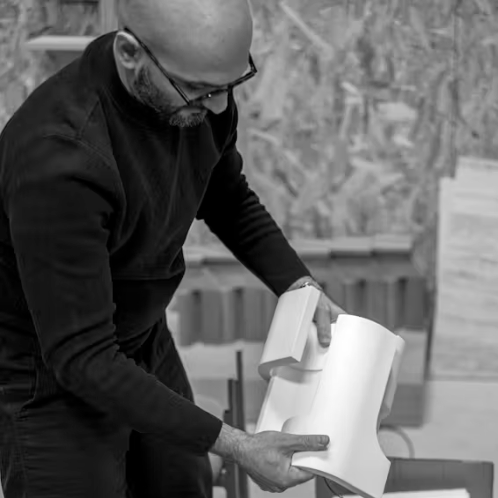 Designer Charles Kalpakian betrachtet einen Prototypen in seinem Atelier.