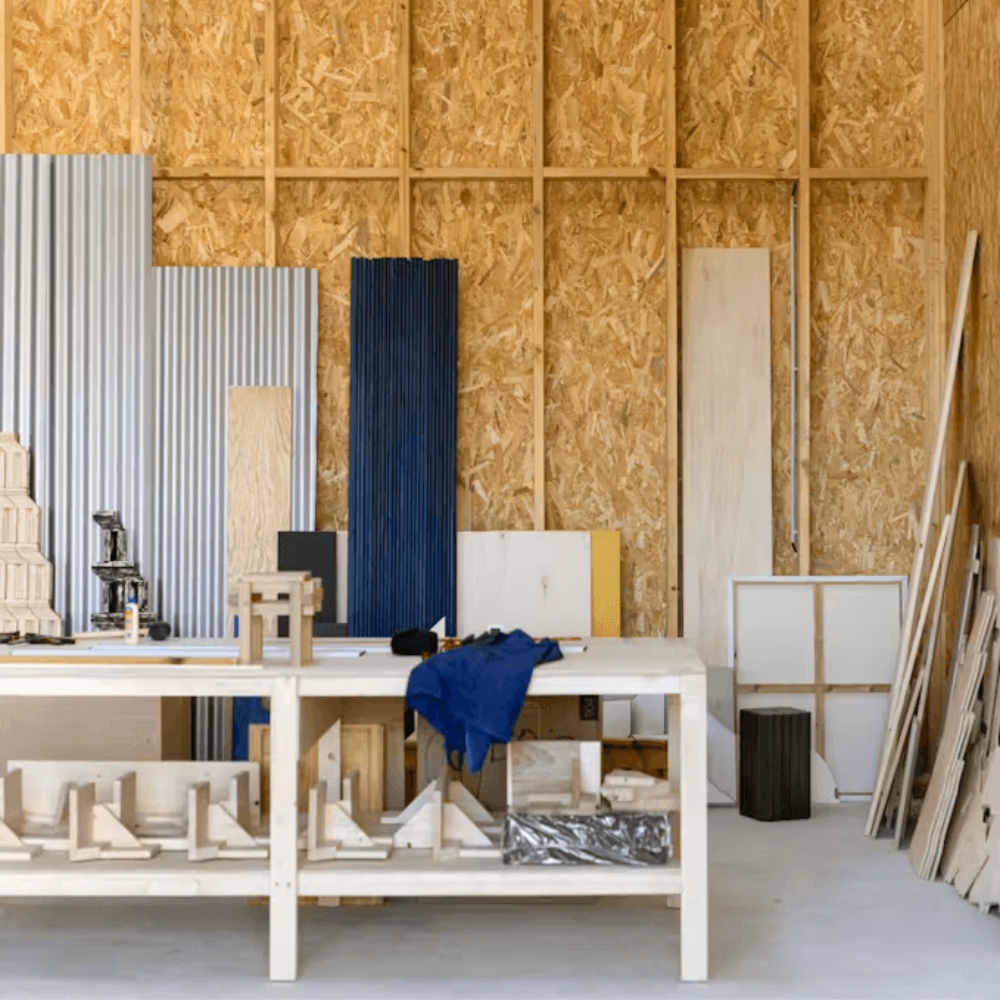 Arbeitsatelier des Designers Charles Kalpakian mit Modellen, Materialmustern und Prototypen.