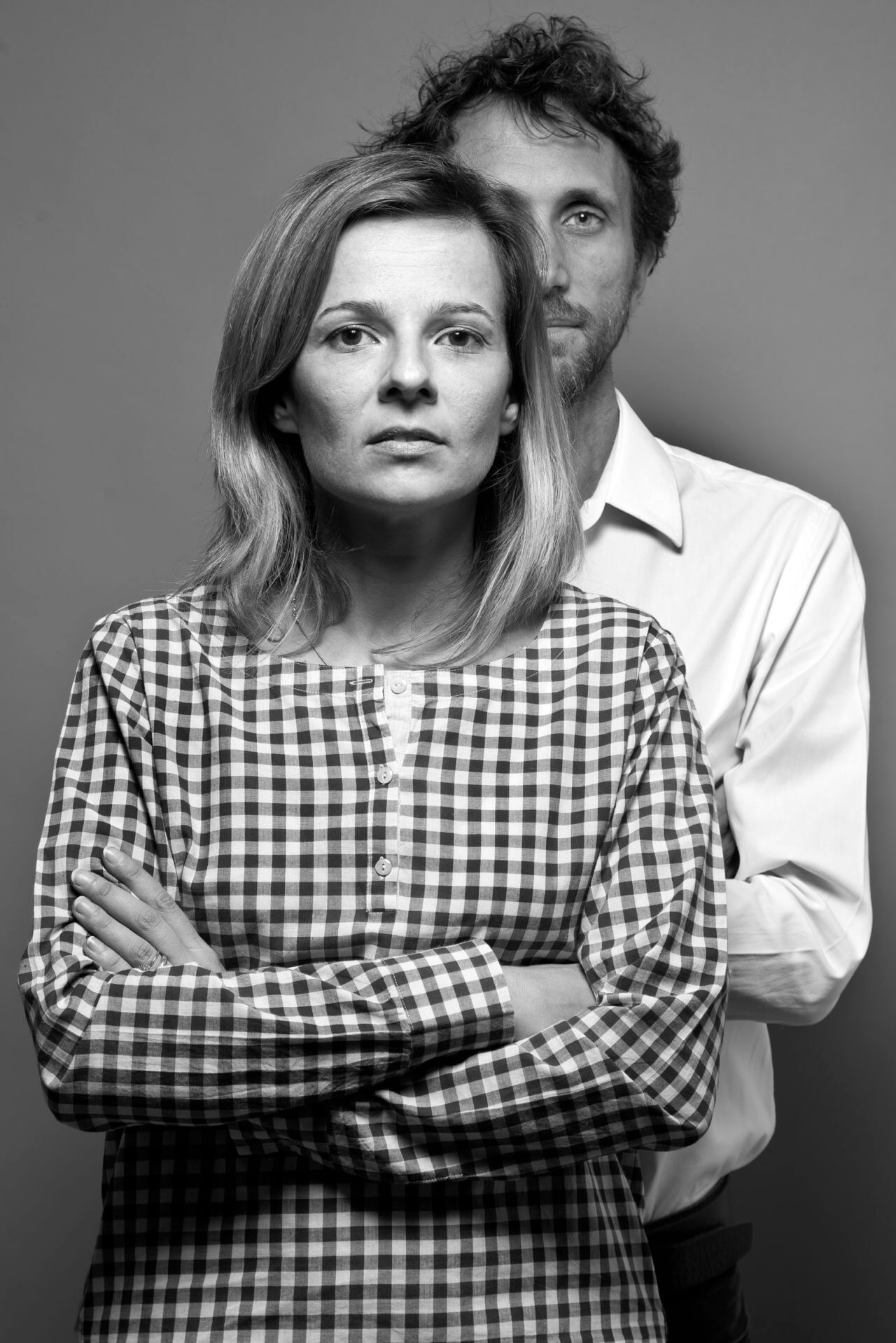 Schwarz-weisses Portr&auml;t der Euga-Design-Gr&uuml;nder:innen Paola Traversa und Eugenio Gargioni.