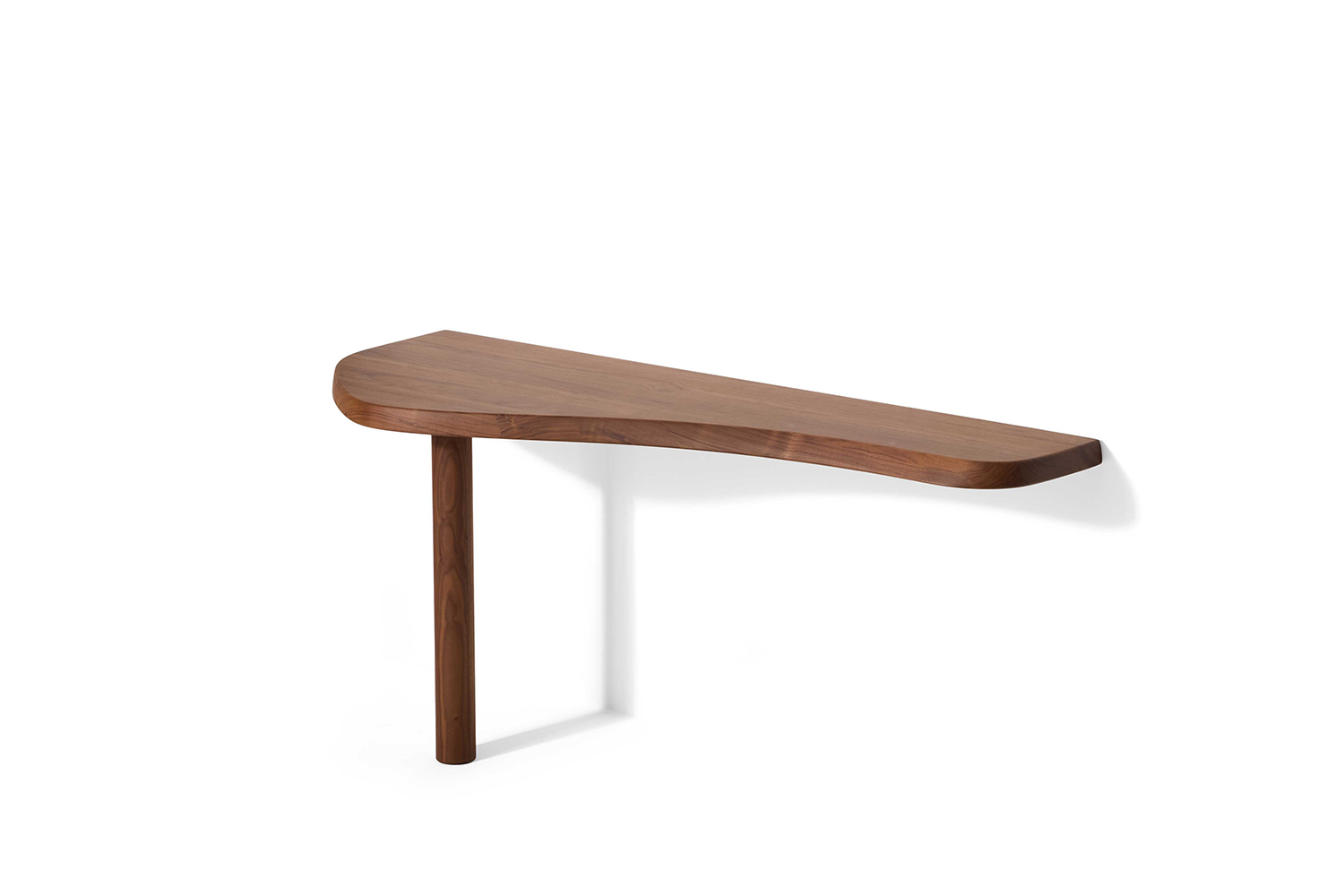 Der Konsolentisch Console Doron in Nussbaum vor neutralem Hintergrund. 