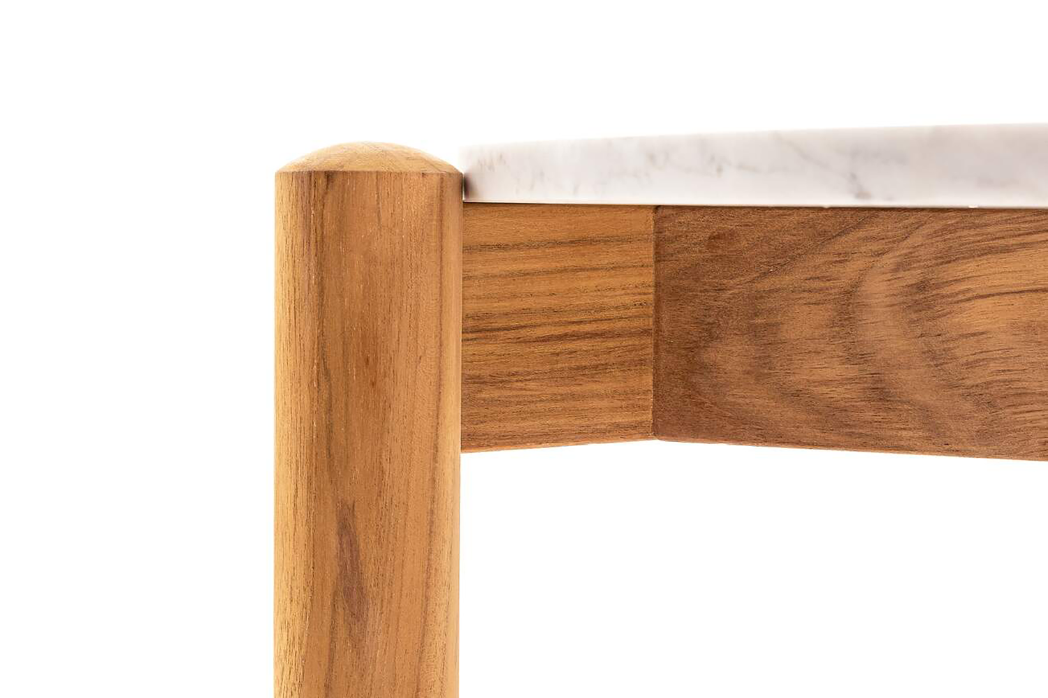Den Beistelltisch  Table &agrave; plateau interchangeable mit der Tischplatte in Marmor und dem Gestell aus Teakholz.