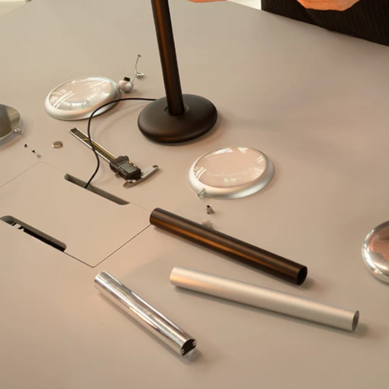 Portrait der Designer Charles und Ray Eames in ihrem Atelier