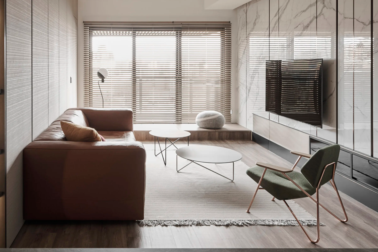 Zwei Beistelltische Polygon stehen neben einem Sessel Polygon und einem Sofa.