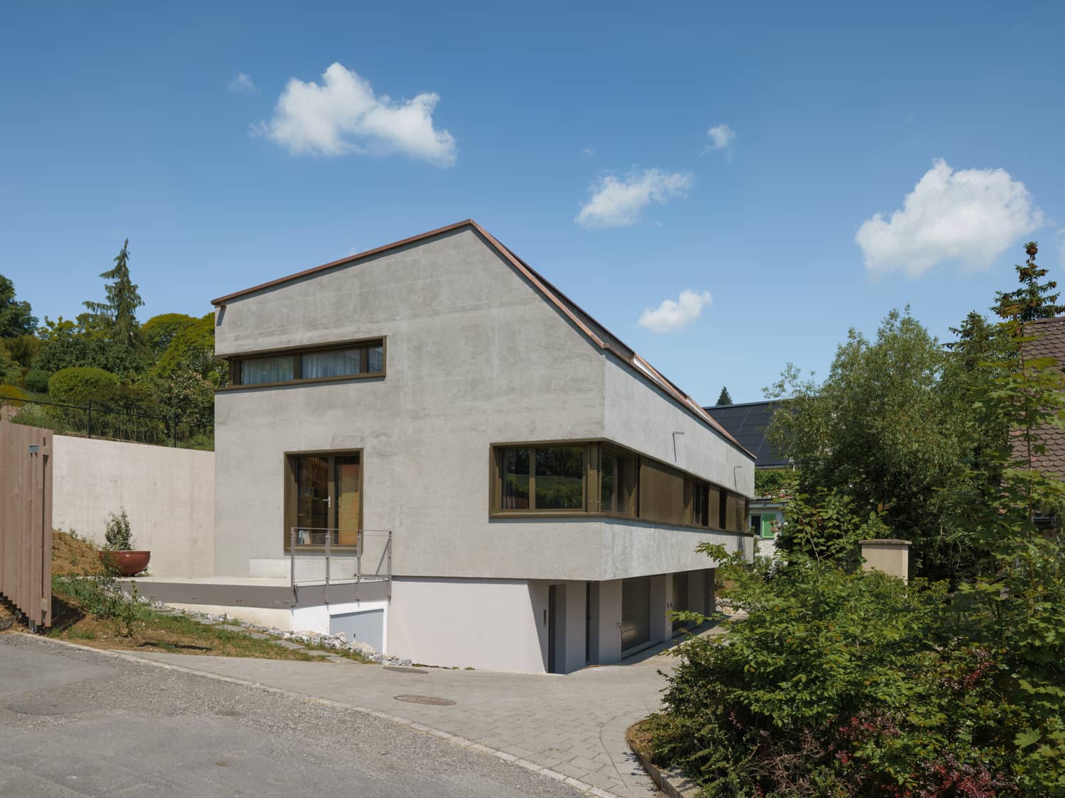 Aussenansicht auf ein modernes Geb&auml;ude mit inkludiertem Wintergarten