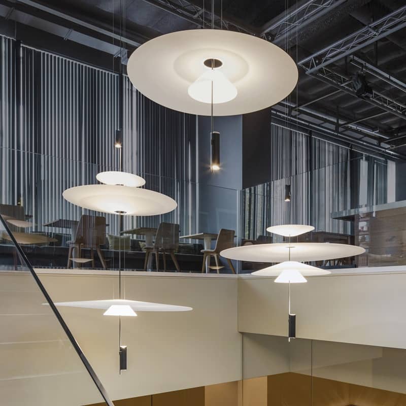 In einem Restaurant h&auml;ngen in der Mitte der Gallerie drei unterschiedliche Ausf&uuml;hrungen derselben Leuchte